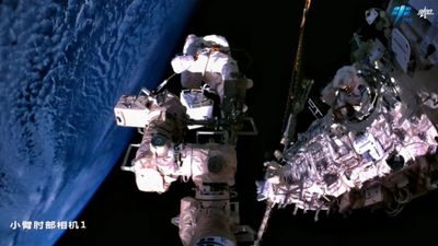 China's Shenzhou 15 astronauts complete record-breaking 4th spacewalk (video)