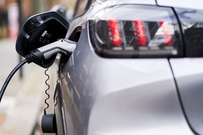 Interest in new electric cars slumps, figures show