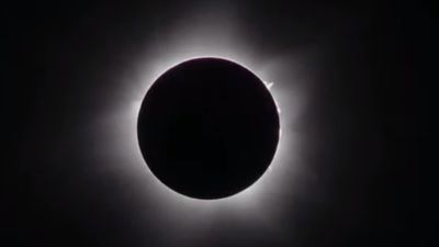 Solar eclipse updates: Exmouth, WA, plunges into darkness as total solar eclipse tracks across Australia — as it happened