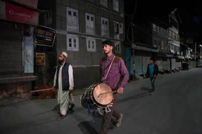 Kashmir's traditional Ramadan drummers wake neighbours up for pre-dawn meals