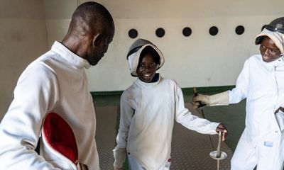 En garde! Fencing helps young Senegalese play by the rules