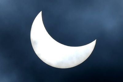 Pacific solar eclipse dazzles stargazers