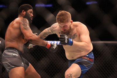 UFC free fight: Curtis Blaydes puts away Chris Daukaus in Performance of the Night TKO