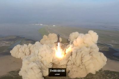 SpaceX Starship explodes during flight test
