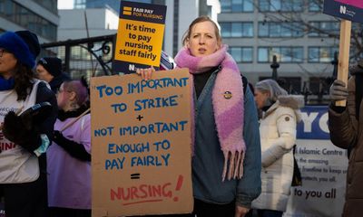 NHS threatens legal action to block second day of nurses’ strike
