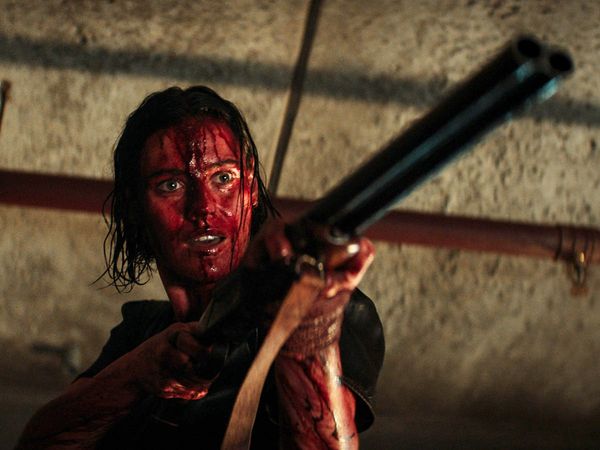 Evil Dead Rise' review: Clever horror movie mangles, mutilates like a mom  possessed - Chicago Sun-Times