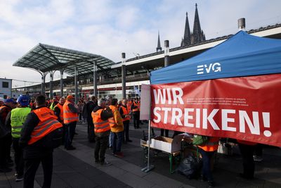 Strikes cripple German rail network, four airports