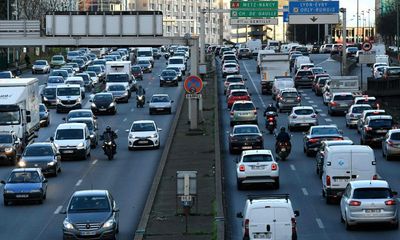 Years of breathing traffic pollution increases death rates, study finds