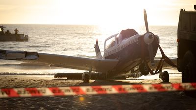 Divers remove wreckage of plane that crashed into ocean at Leighton Beach in North Fremantle