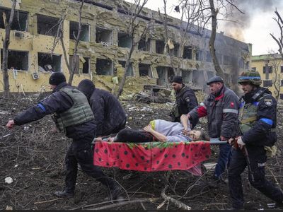 Photo of pregnant woman in bombed-out Mariupol maternity hospital wins World Press Photo award