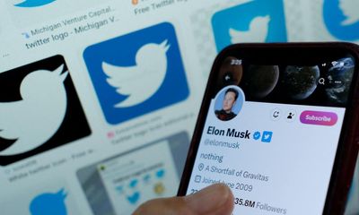 Elon Musk pays for Stephen King and LeBron James to keep Twitter blue ticks