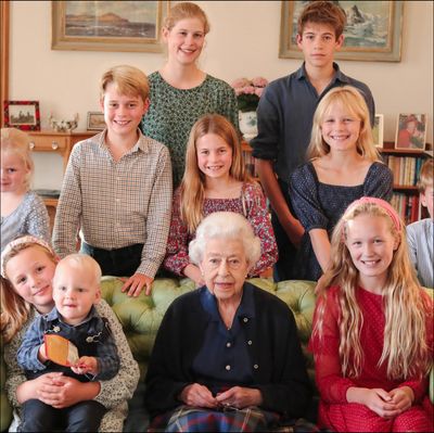 A New Photo of the Queen With Nine of Her Grandchildren and Great-Grandchildren Has Been Released In Her Honor