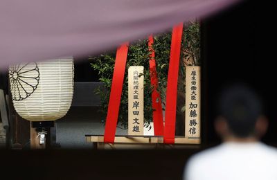 Japan PM sends offerings to controversial Tokyo shrine
