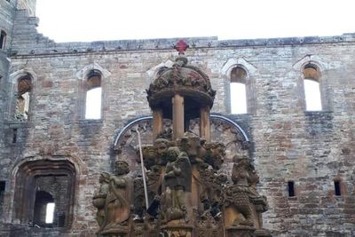 Historic fountain at Linlithgow Palace sprayed with graffiti
