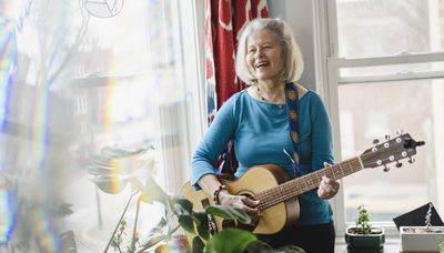 Late in life, Chicago songwriter Flo Estes delivers a stunning folk debut