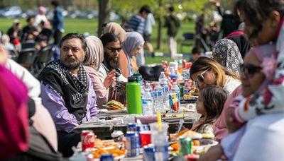 Hundreds of Chicago area Muslims unite for Spanish Eid al-Fitr service in Jefferson Park