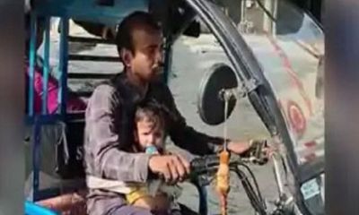 UP: So touching! Father driving e-rickshaw with 1-year-old daughter in his lap in Ballia