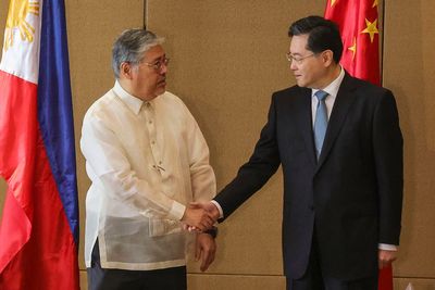 China's FM holds talks in Philippines amid strained ties