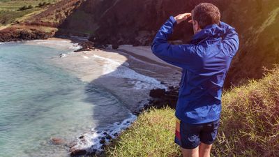Windbreaker vs rain jacket: which is best for hiking and running?