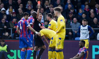 Everton hold on for point at Crystal Palace after Holgate red card