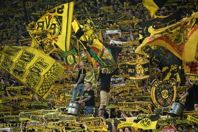 Dortmund beat Frankfurt to go top after Bayern 'knockout'