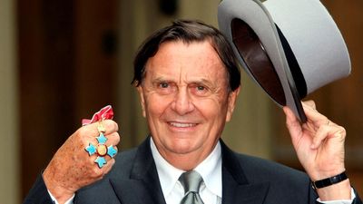 Barry Humphries, comedian and actor behind Dame Edna Everage and Sir Les Patterson, dies aged 89 — as it happened