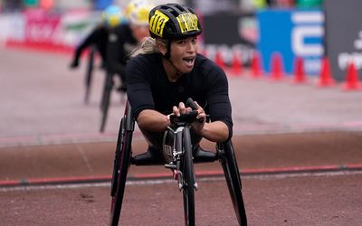 Madison de Rozario claims London Marathon wheelchair race in record time