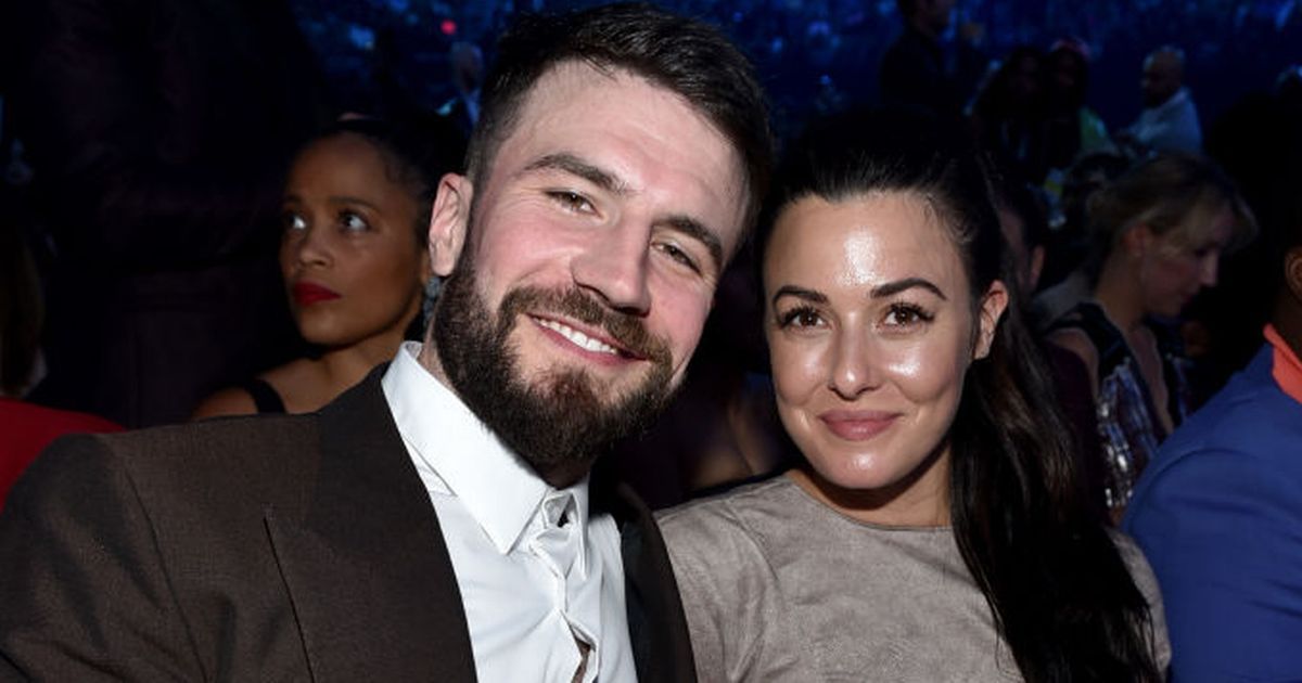 Country star Sam Hunt announces ON-STAGE he and wife…