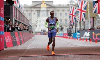 ‘Part of me wanted to cry’: Mo Farah finishes ninth in last London marathon