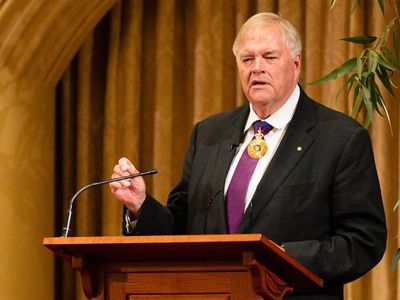 Beazley backs resistance fighters in War Memorial