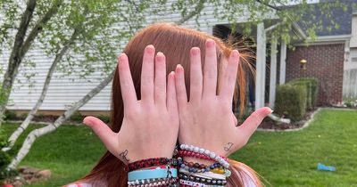 Dyslexic teenager has L and R tattooed on her hands so she can learn to drive
