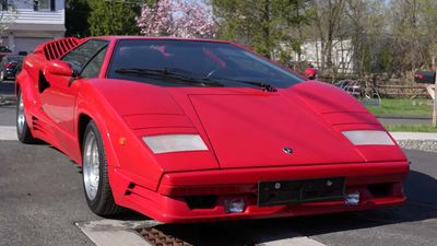 Watch a Lamborghini Countach 25th Anniversary Edition Get Deep Cleaning