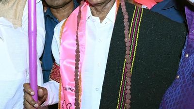 KCR tells Maharashtra farmers to show their power in polls