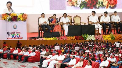 CM advises students to stay away from bad habits, focus on studies