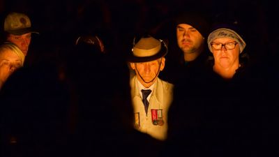 Australians pay tribute on Anzac Day, Richard Lewis reveals Parkinson's diagnosis — as it happened