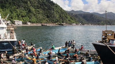 Comoros refuses to accept deported migrants from French Mayotte, closes port