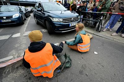 Climate activists block Berlin roads again