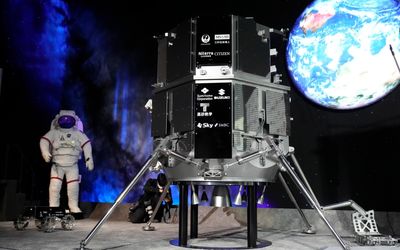 Tokyo company loses contact with moon lander