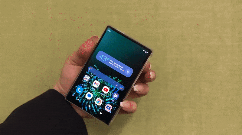 I went hands-on with the rollable Motorola Rizr — and it's surprisingly awesome