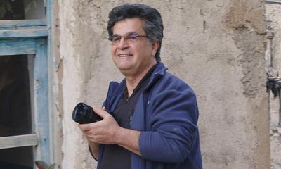 Film-maker Jafar Panahi leaves Iran for first time in 14 years as travel ban lifted