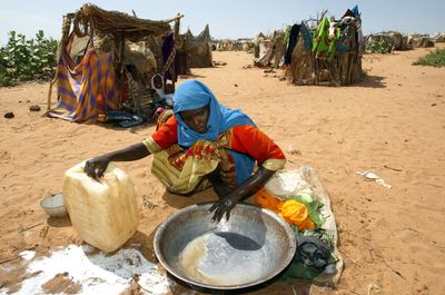 Humanitarian fears as thousands of Sudanese flee to Chad on foot