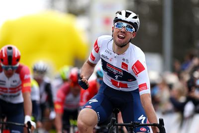 Tour de Romandie: Ethan Vernon launches powerful late sprint to win stage 1
