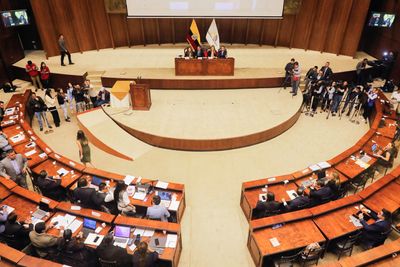 Ecuador opposition, lawyer for president duel at impeachment hearings