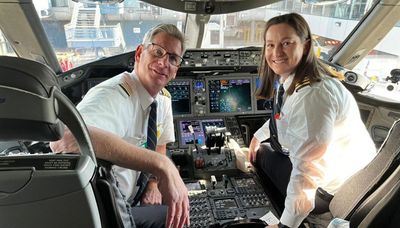 United pilot passes torch to daughter in final flight to O’Hare Airport after 38-year career