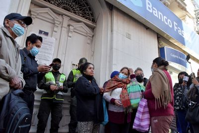 Bolivia takes control of Banco Fassil, executives arrested