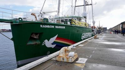 Rainbow Warrior docks in Fremantle as Greenpeace labels Woodside's Scarborough project a 'major threat' to WA