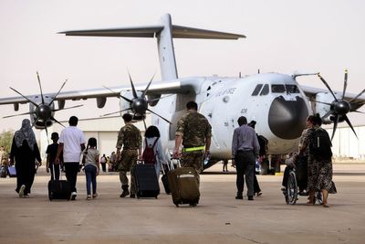 Sudan – live: Warring factions agree to extend truce as nearly 900 Britons rescued