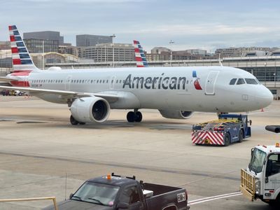 Strong demand lifts American Airlines to profitable Q1