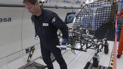 Watch an astronaut test a 'lunar wheelbarrow' in moon-like gravity for 1st time (exclusive video)