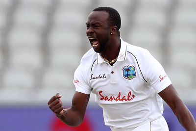 Kemar Roach stars as Surrey seize upper hand on opening day at Warwickshire